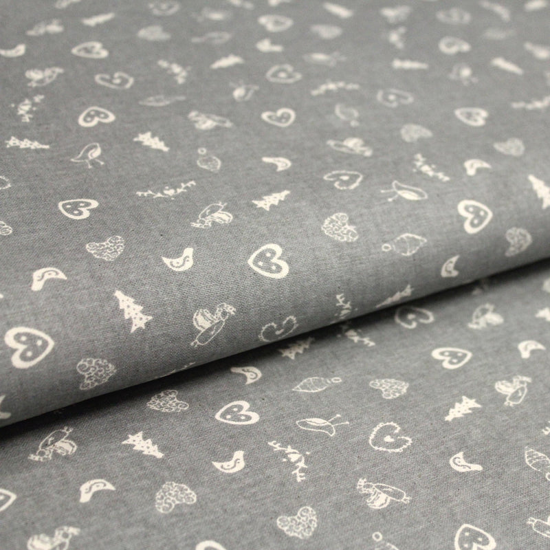 Tissu de coton de Noël scandinave aux petits objets de Noël écrus, fond gris - tissuspipi.com