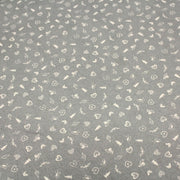 Tissu de coton de Noël scandinave aux petits objets de Noël écrus, fond gris - tissuspipi.com