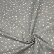 Tissu de coton de Noël scandinave aux petits objets de Noël écrus, fond gris - tissuspipi.com