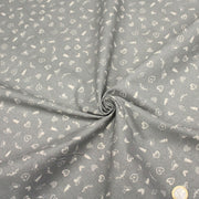 Tissu de coton de Noël scandinave aux petits objets de Noël écrus, fond gris - tissuspipi.com