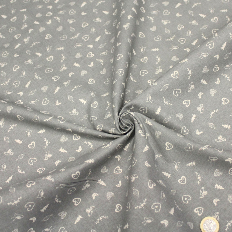 Tissu de coton de Noël scandinave aux petits objets de Noël écrus, fond gris - tissuspipi.com