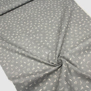 Tissu de coton de Noël scandinave aux petits objets de Noël écrus, fond gris - tissuspipi.com