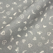 Tissu de coton de Noël scandinave aux petits objets de Noël écrus, fond gris - tissuspipi.com