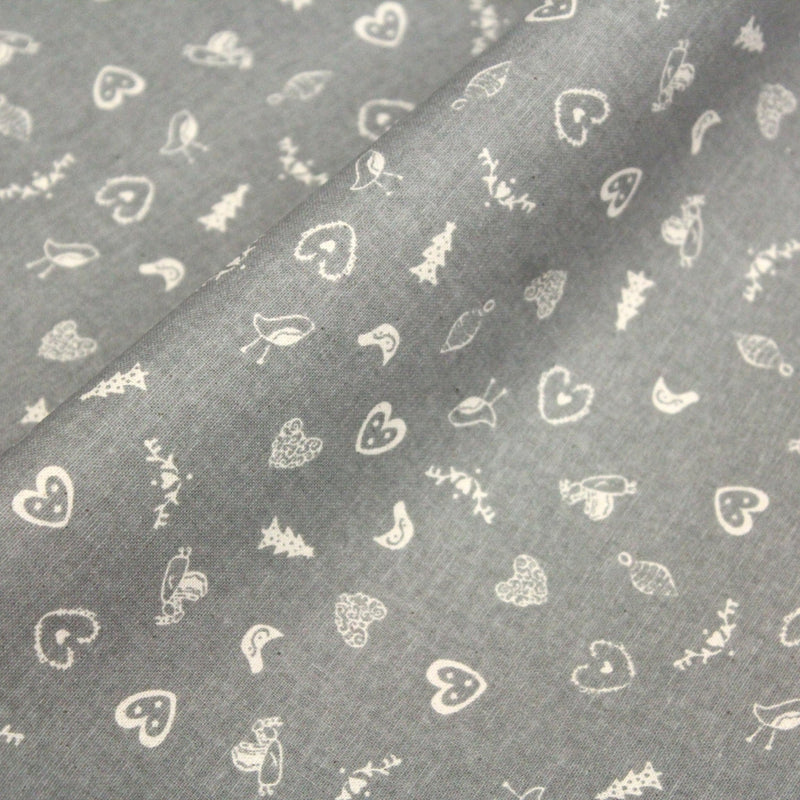 Tissu de coton de Noël scandinave aux petits objets de Noël écrus, fond gris - tissuspipi.com