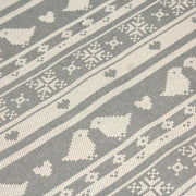 Tissu de coton de Noël scandinave aux motifs points de croix écrus, fond gris - tissuspipi.com