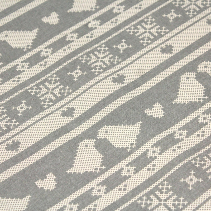 Tissu de coton de Noël scandinave aux motifs points de croix écrus, fond gris - tissuspipi.com