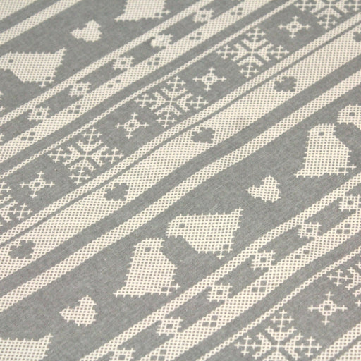 Tissu de coton de Noël scandinave aux motifs points de croix écrus, fond gris - tissuspipi.com