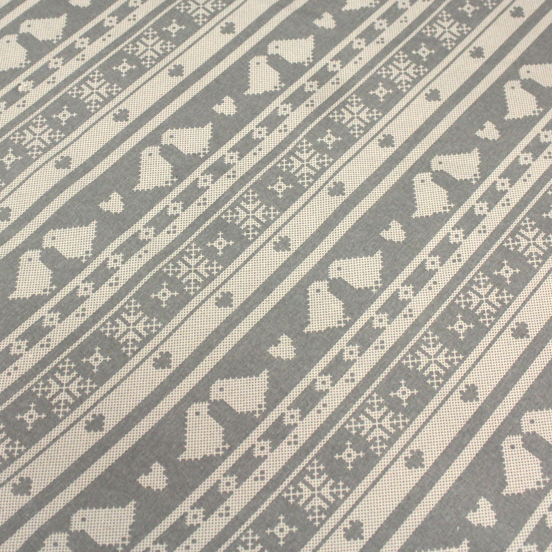 Tissu de coton de Noël scandinave aux motifs points de croix écrus, fond gris - tissuspipi.com
