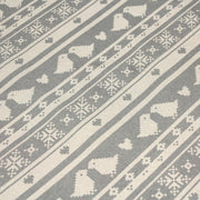 Tissu de coton de Noël scandinave aux motifs points de croix écrus, fond gris - tissuspipi.com