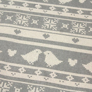 Tissu de coton de Noël scandinave aux motifs points de croix écrus, fond gris - tissuspipi.com