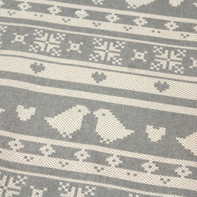 Tissu de coton de Noël scandinave aux motifs points de croix écrus, fond gris - tissuspipi.com