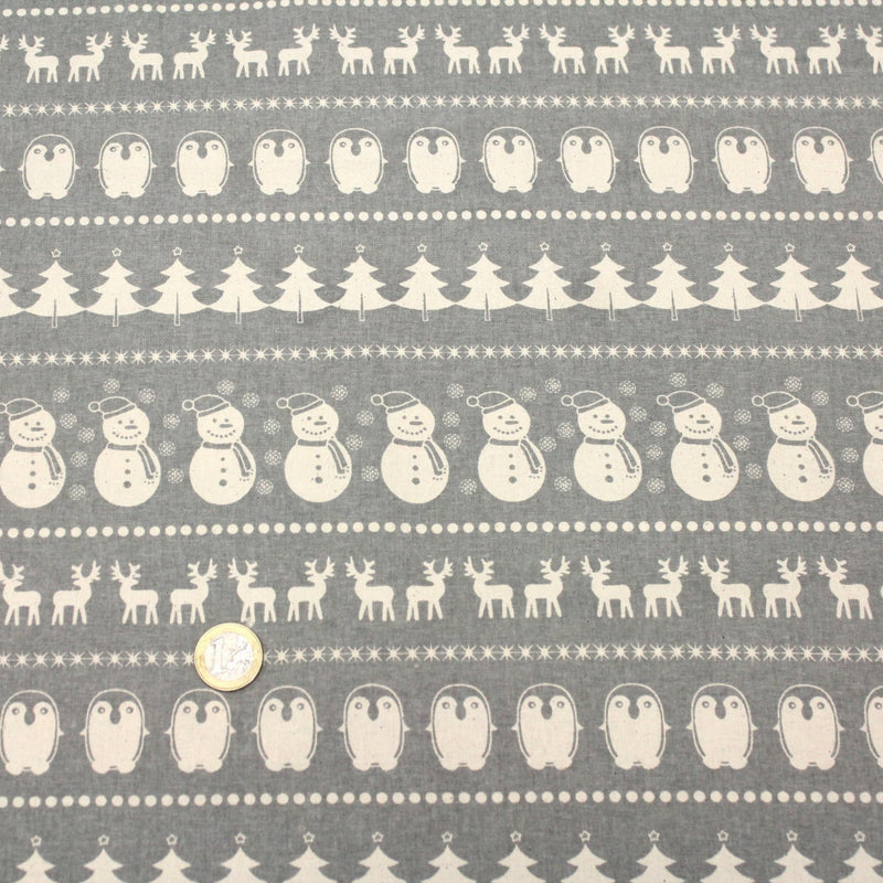 Tissu de coton de Noël scandinave aux bonshommes de neige, rennes, pingouins, sapins de Noël écrus, fond gris - tissuspipi.com