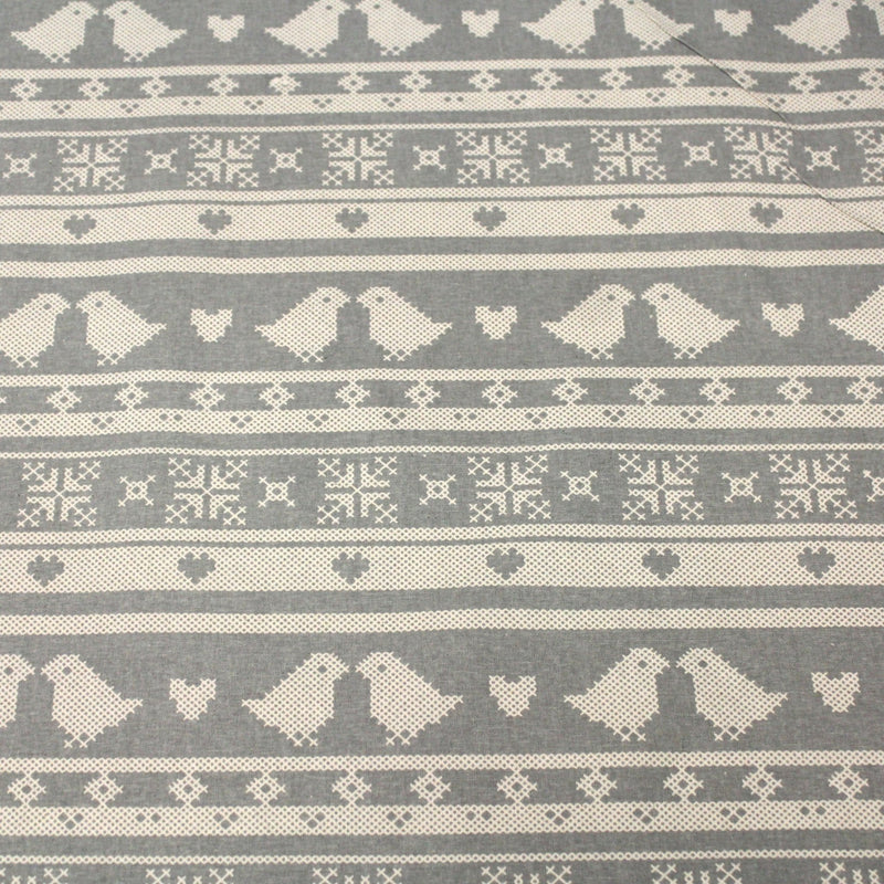 Tissu de coton de Noël scandinave aux motifs points de croix écrus, fond gris - tissuspipi.com