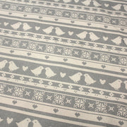 Tissu de coton de Noël scandinave aux motifs points de croix écrus, fond gris - tissuspipi.com