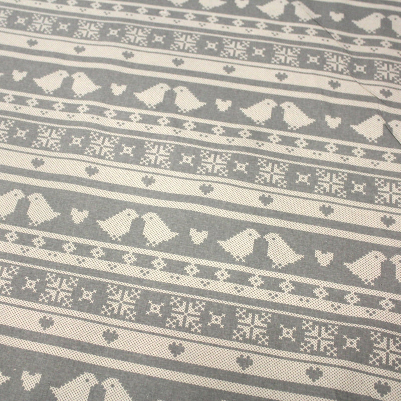 Tissu de coton de Noël scandinave aux motifs points de croix écrus, fond gris - tissuspipi.com