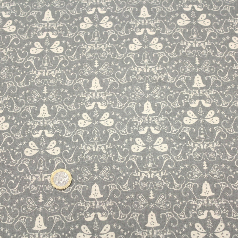 Tissu de coton de Noël scandinave aux cloches & arabesques écrues, fond gris - tissuspipi.com