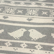 Tissu de coton de Noël scandinave aux motifs points de croix écrus, fond gris - tissuspipi.com