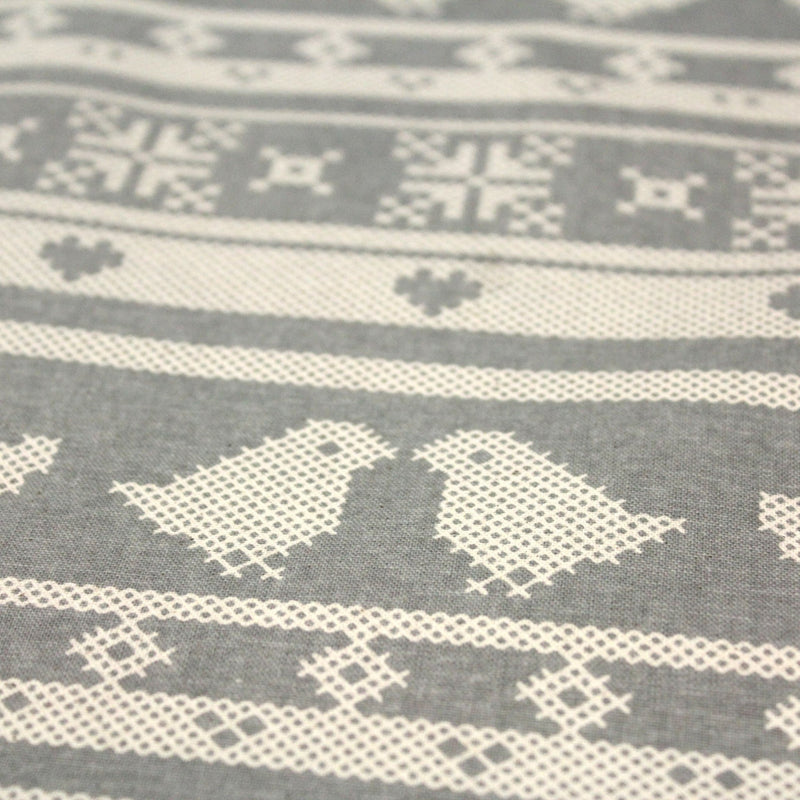 Tissu de coton de Noël scandinave aux motifs points de croix écrus, fond gris - tissuspipi.com