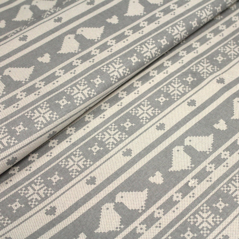 Tissu de coton de Noël scandinave aux motifs points de croix écrus, fond gris - tissuspipi.com