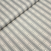 Tissu de coton de Noël scandinave aux étoiles de neiges écrues, fond gris - tissuspipi.com