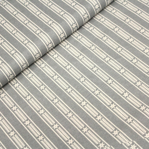 Tissu de coton de Noël scandinave aux étoiles de neiges écrues, fond gris - tissuspipi.com