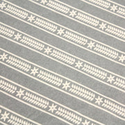 Tissu de coton de Noël scandinave aux étoiles de neiges écrues, fond gris - tissuspipi.com