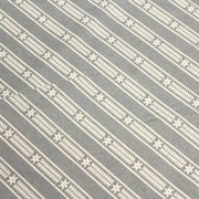 Tissu de coton de Noël scandinave aux étoiles de neiges écrues, fond gris - tissuspipi.com