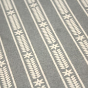 Tissu de coton de Noël scandinave aux étoiles de neiges écrues, fond gris - tissuspipi.com