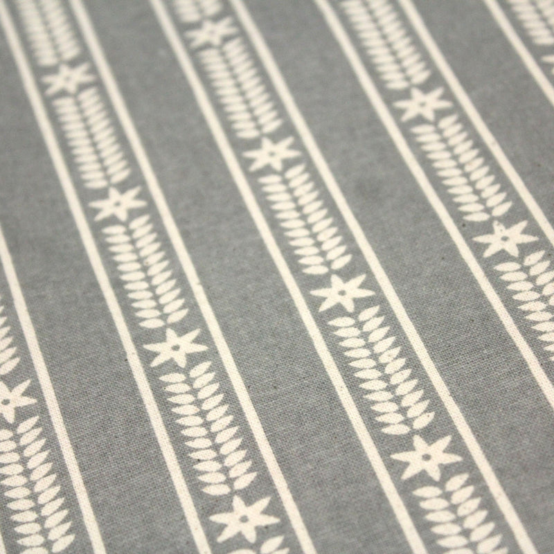 Tissu de coton de Noël scandinave aux étoiles de neiges écrues, fond gris - tissuspipi.com