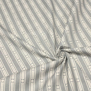 Tissu de coton de Noël scandinave aux étoiles de neiges écrues, fond gris - tissuspipi.com