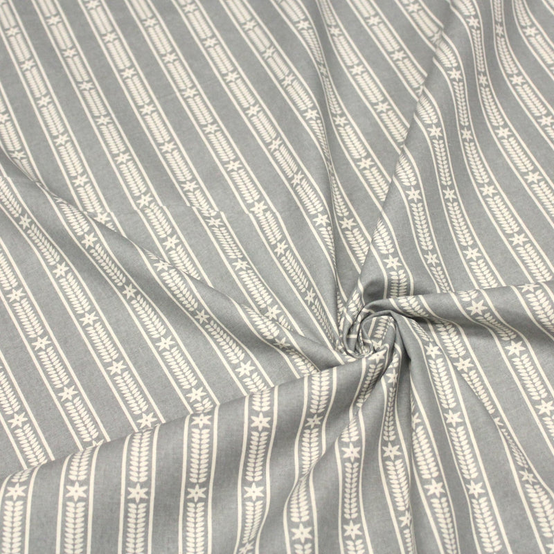 Tissu de coton de Noël scandinave aux étoiles de neiges écrues, fond gris - tissuspipi.com