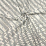 Tissu de coton de Noël scandinave aux étoiles de neiges écrues, fond gris - tissuspipi.com