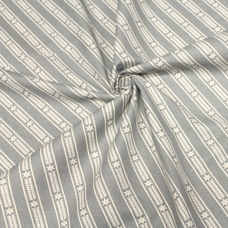 Tissu de coton de Noël scandinave aux étoiles de neiges écrues, fond gris - tissuspipi.com