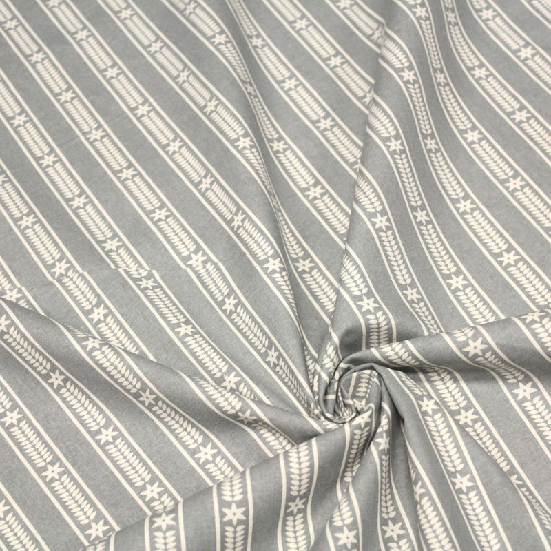 Tissu de coton de Noël scandinave aux étoiles de neiges écrues, fond gris - tissuspipi.com