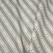 Tissu de coton de Noël scandinave aux étoiles de neiges écrues, fond gris - tissuspipi.com