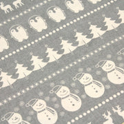 Tissu de coton de Noël scandinave aux bonshommes de neige, rennes, pingouins, sapins de Noël écrus, fond gris - tissuspipi.com