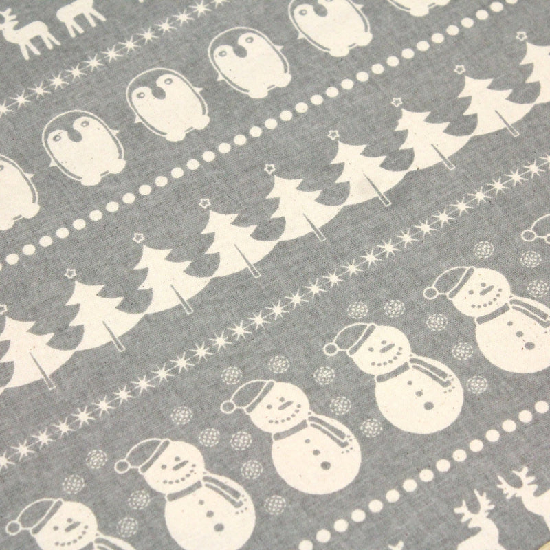 Tissu de coton de Noël scandinave aux bonshommes de neige, rennes, pingouins, sapins de Noël écrus, fond gris - tissuspipi.com