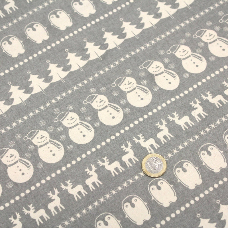 Tissu de coton de Noël scandinave aux bonshommes de neige, rennes, pingouins, sapins de Noël écrus, fond gris - tissuspipi.com