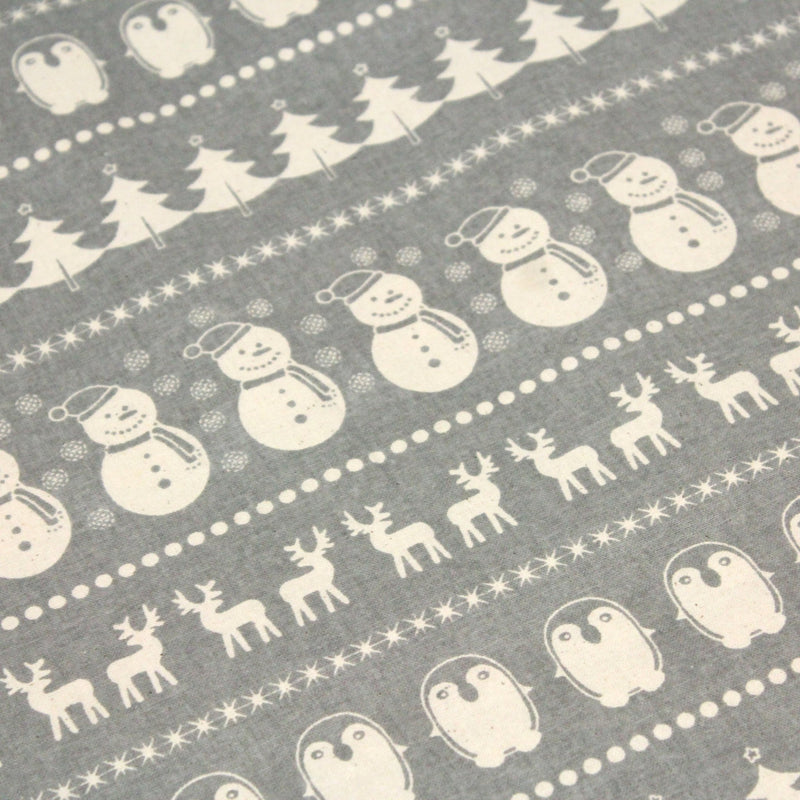 Tissu de coton de Noël scandinave aux bonshommes de neige, rennes, pingouins, sapins de Noël écrus, fond gris - tissuspipi.com