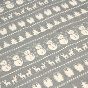 Tissu de coton de Noël scandinave aux bonshommes de neige, rennes, pingouins, sapins de Noël écrus, fond gris - tissuspipi.com