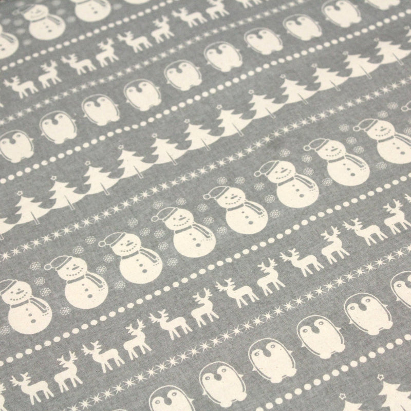 Tissu de coton de Noël scandinave aux bonshommes de neige, rennes, pingouins, sapins de Noël écrus, fond gris - tissuspipi.com