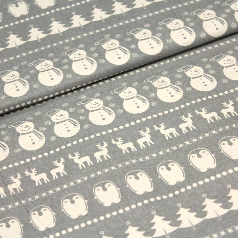Tissu de coton de Noël scandinave aux bonshommes de neige, rennes, pingouins, sapins de Noël écrus, fond gris - tissuspipi.com