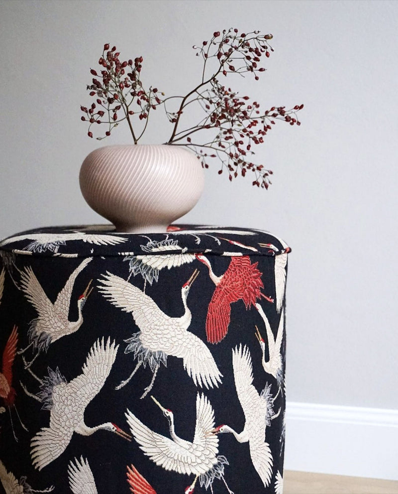 Tissu jacquard motif traditionnel japonais des grues tsuru écrues & rouges, fond noir - Oeko - Tex - tissuspipi.com