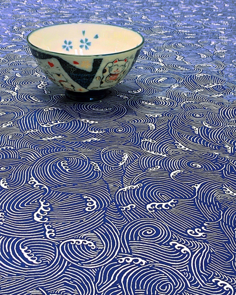 Tissu cotonnade vagues japonaises NAMI bleu roi et blanches, façon Kanagawa par Hokusai - OEKO - TEX STANDARD 100 - tissuspipi.com
