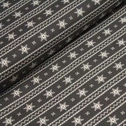 Tissu de coton de Noël scandinave aux flocons de neige écrus, fond gris - tissuspipi.com
