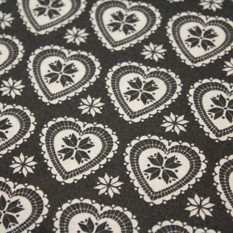 Tissu de coton de Noël scandinave aux cœurs & étoiles de neiges écrus, fond gris - tissuspipi.com