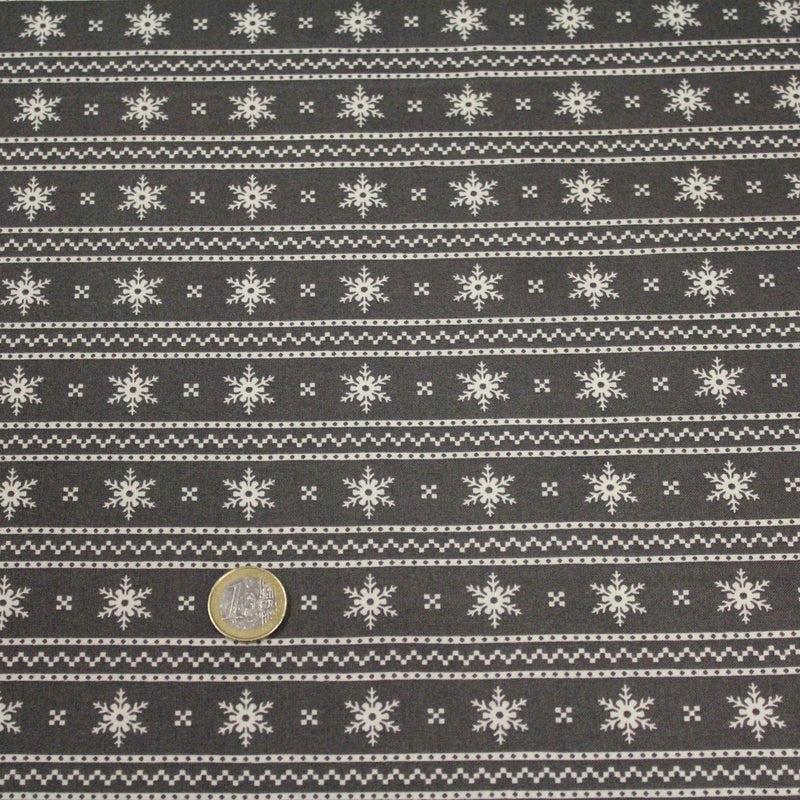 Tissu de coton de Noël scandinave aux flocons de neige écrus, fond gris - tissuspipi.com