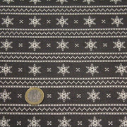 Tissu de coton de Noël scandinave aux flocons de neige écrus, fond gris - tissuspipi.com