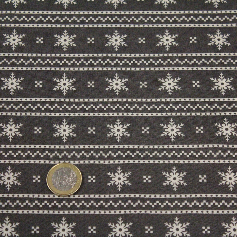 Tissu de coton de Noël scandinave aux flocons de neige écrus, fond gris - tissuspipi.com