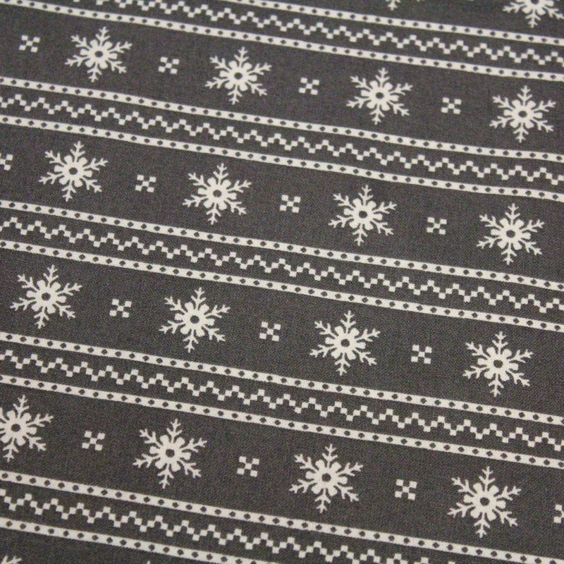 Tissu de coton de Noël scandinave aux flocons de neige écrus, fond gris - tissuspipi.com